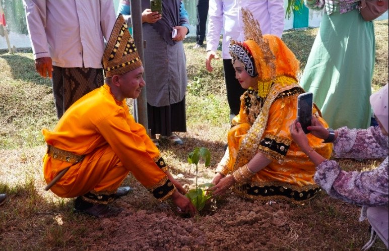 Pengantin di KUA Ampana Kota Tanam Pohon Lewat Program Samawa