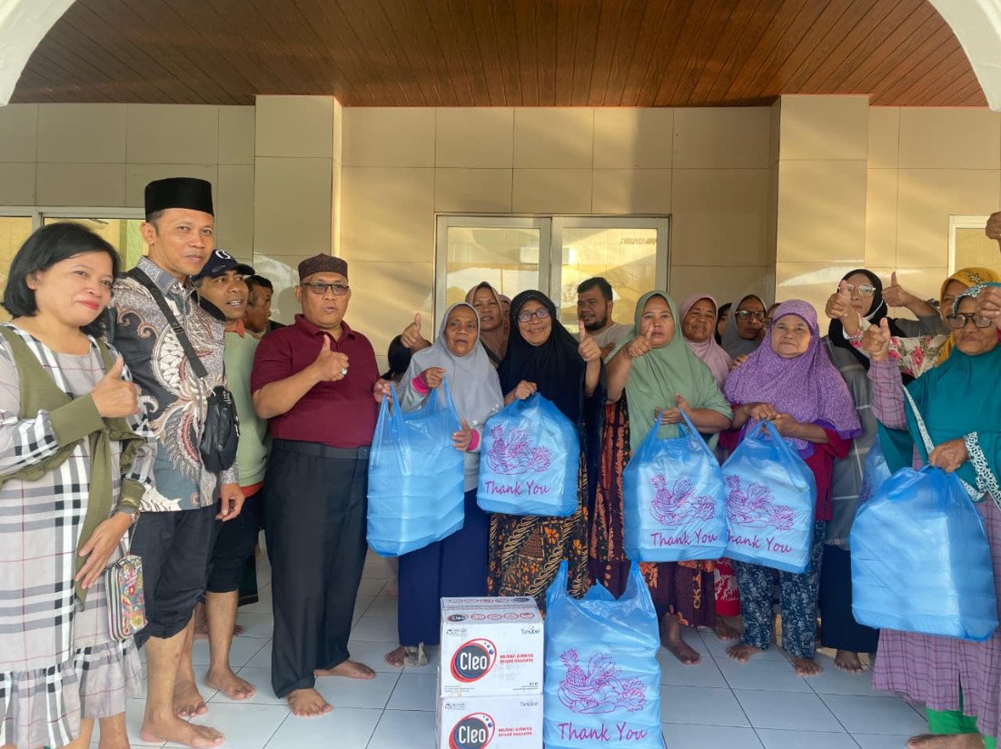 KUA Batang Kuis Berbagi Sarapan untuk Warga Terdampak Banjir